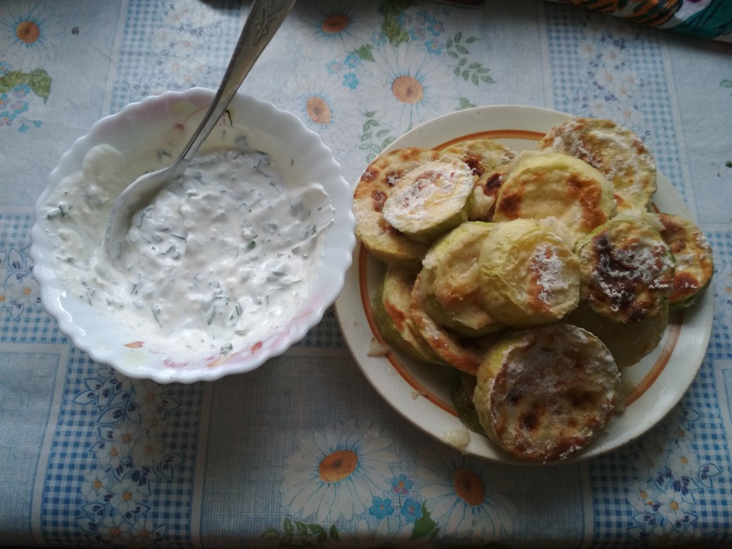 Молодые кабачки с соусом
