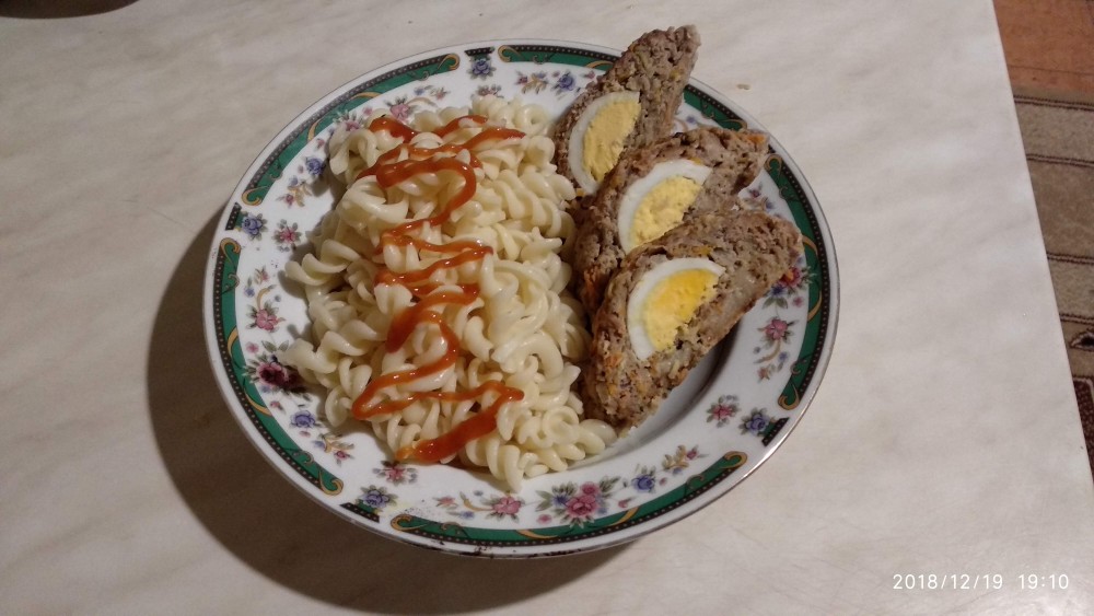 Мясной рулет с яйцами