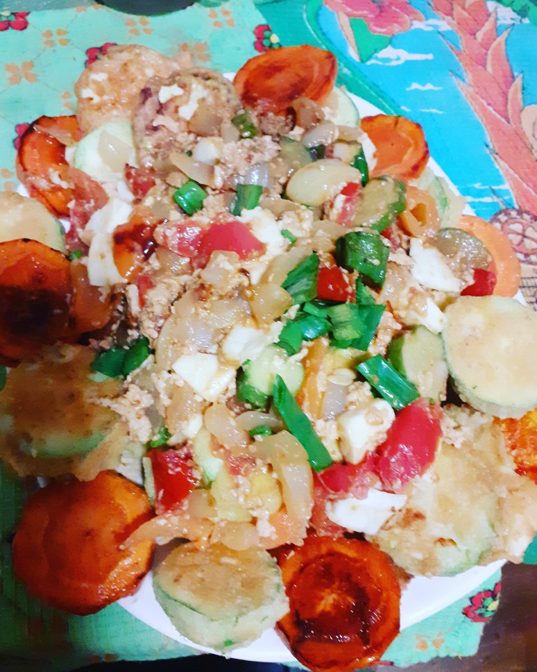 Кабачки с овощами в яично-сырной заливке