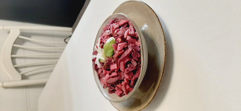 Салат из свеклы с маринованными огурчиками и яйцом