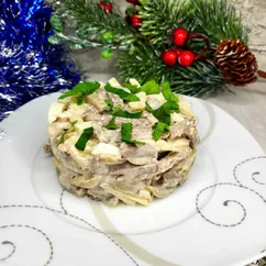 Салат из телятины с маринованными грибами и яблоком