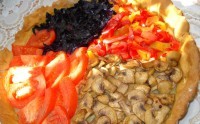Постный овощной пирог с грибами, капустой и помидорами на рассоле