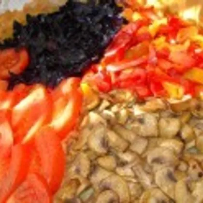 Постный овощной пирог с грибами, капустой и помидорами на рассоле
