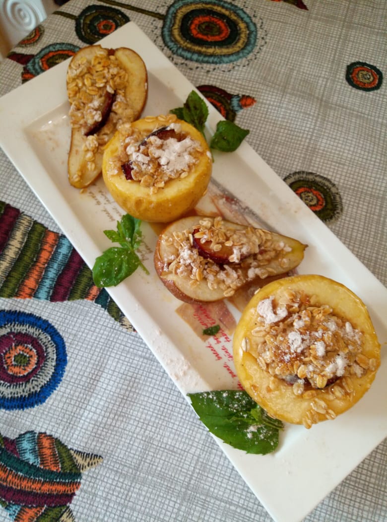 Фрукты, запеченные с овсяными хлопьями