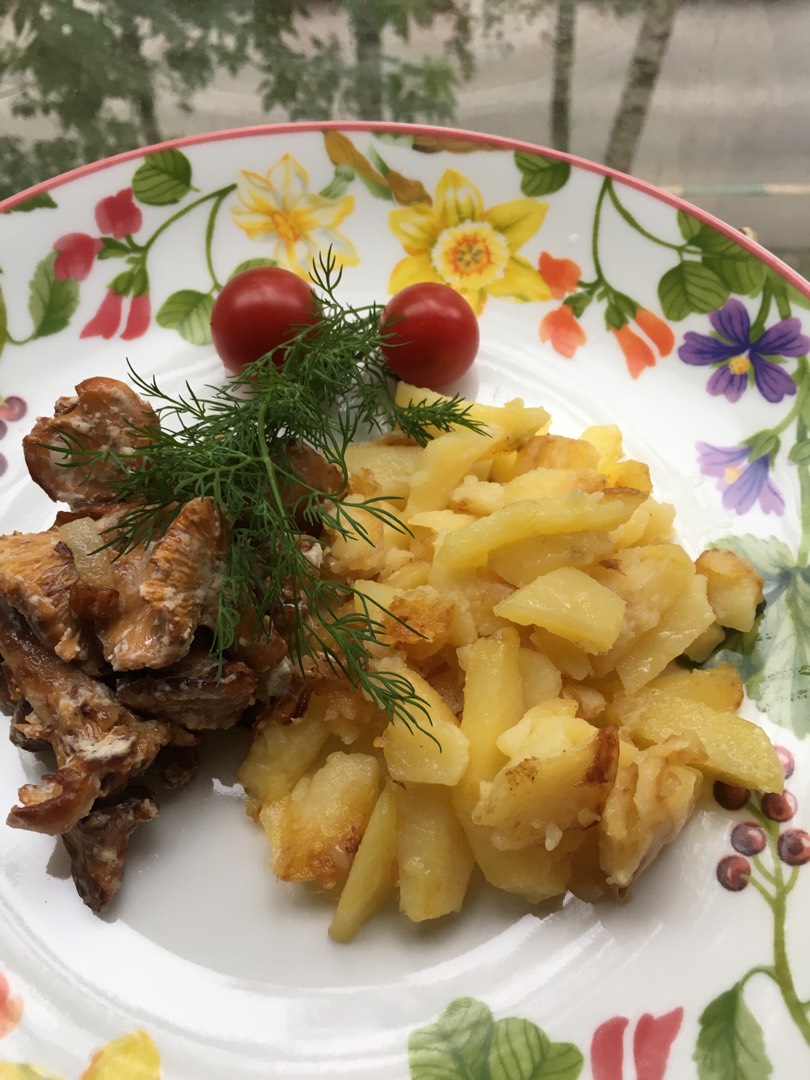 Жареный картофель с лисичками!