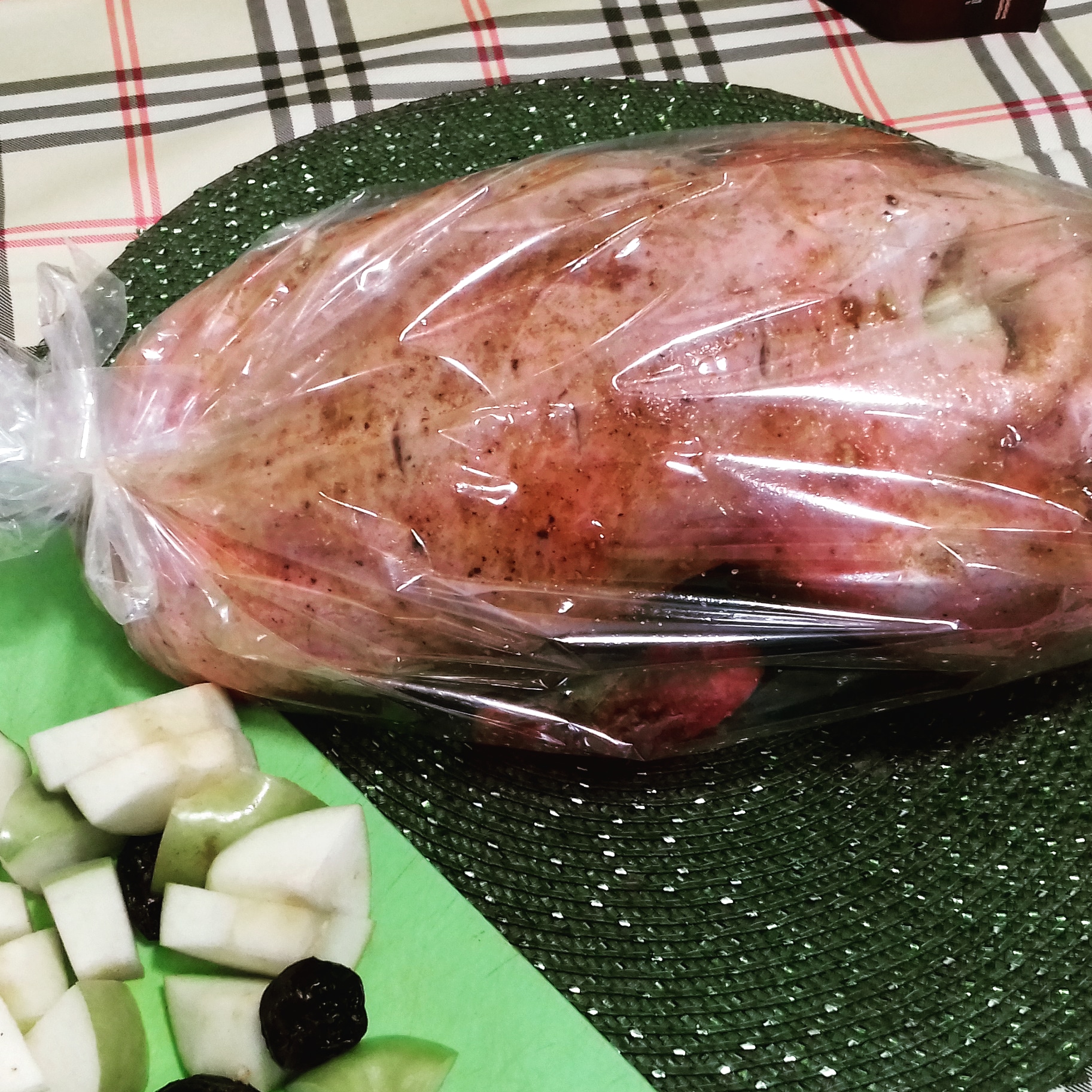 Индоутка с яблоками и черносливом
