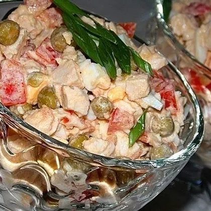 Салат с куриной грудкой, помидорами и зелёным горошком