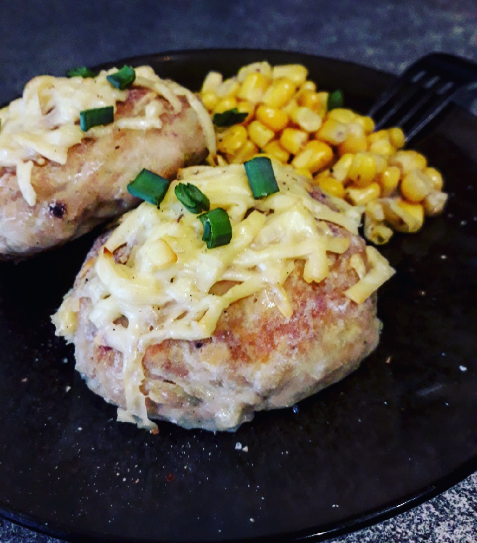 Куриные биточки под сыром