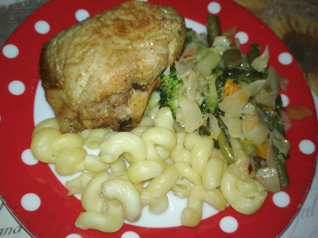 Куриные бедра в духовке со сложным гарниром из макарон и овощей