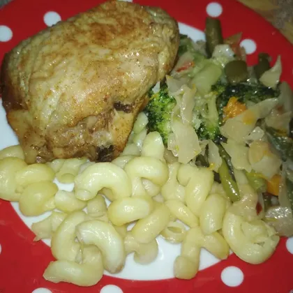 Куриные бедра в духовке со сложным гарниром из макарон и овощей