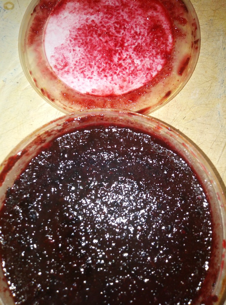 Протёртая чёрная смородина с сахаром