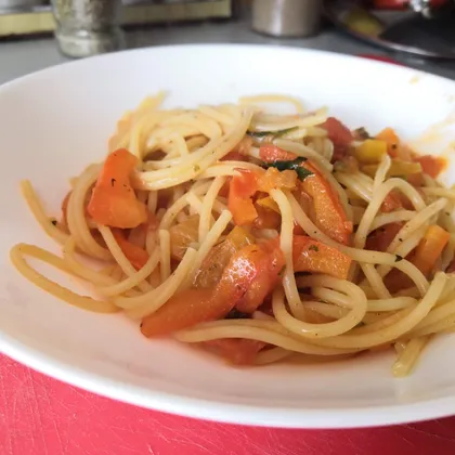 Спагетти с перцем и томатами
