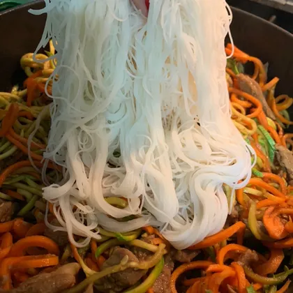 Фунчоза с овощными спагетти и бараниной в соевом соусе