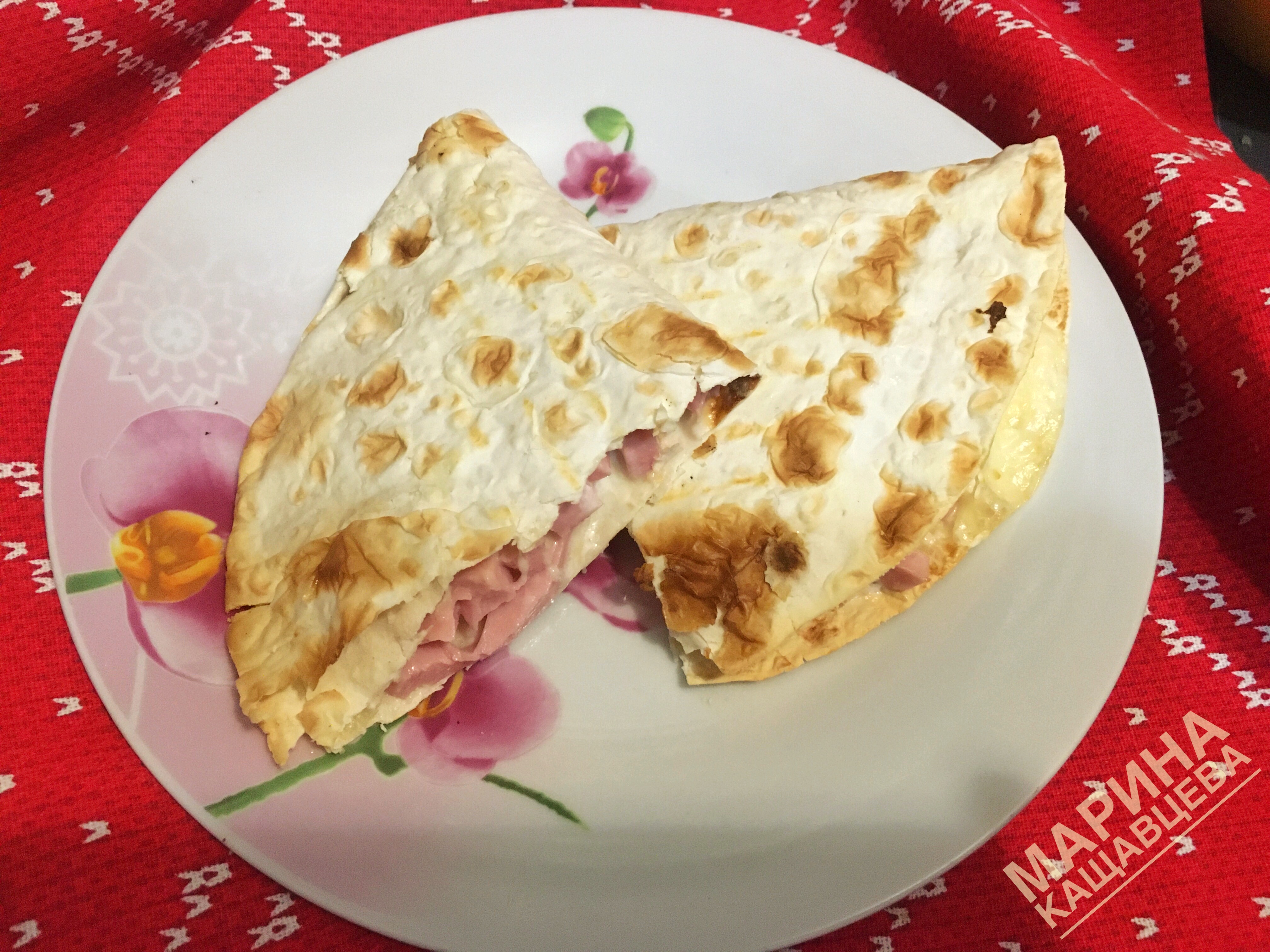 Тортилья с сыром и колбасой 