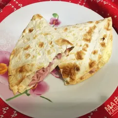 Тортилья с сыром и колбасой 