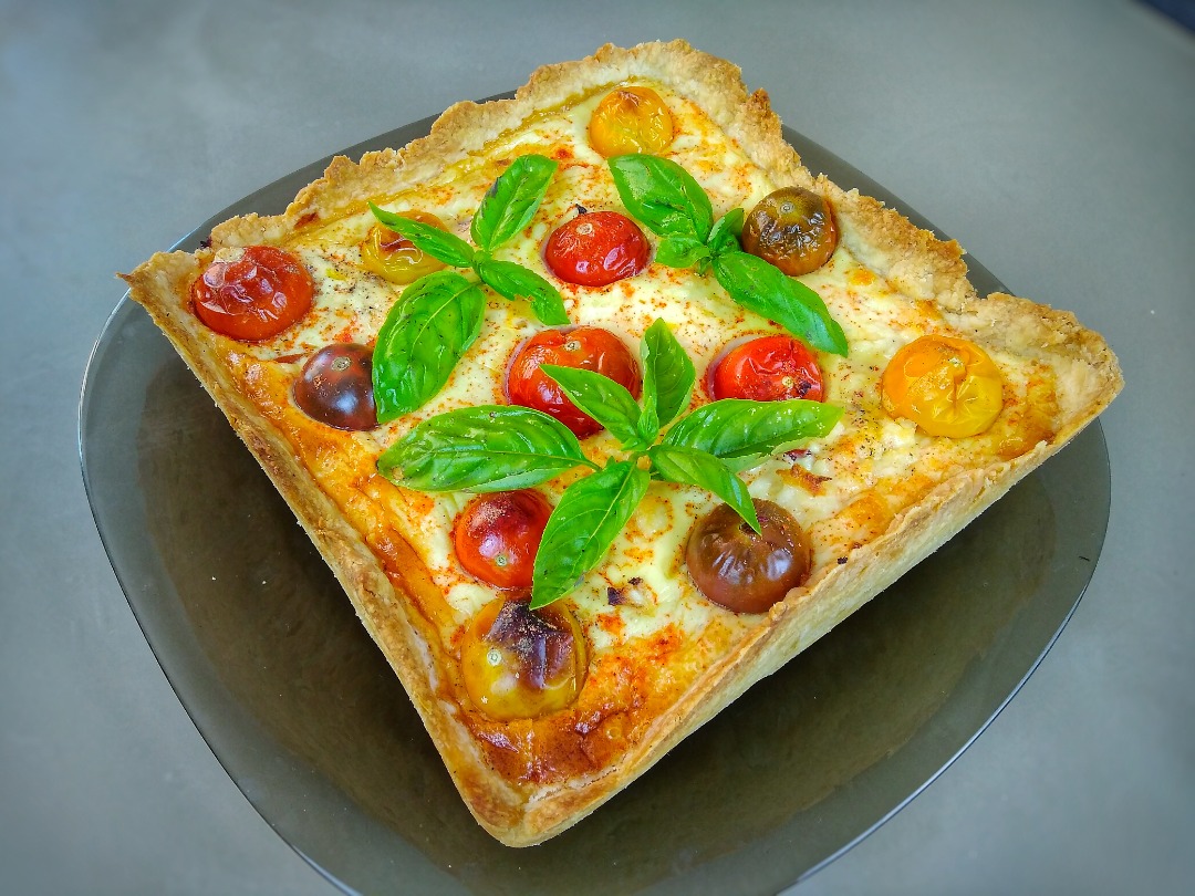 Киш с черри и адыгейским сыром