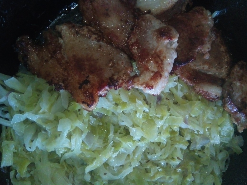 Свинина с капустой