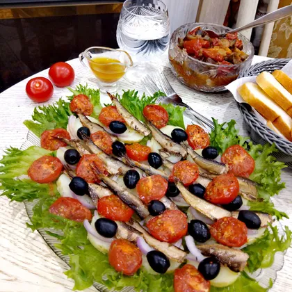 Закуска из шпрот, молодого картофеля и томленных томатов