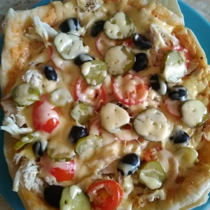 Пицца на слоеном тесте с куриным филе и оливками в мультиварке