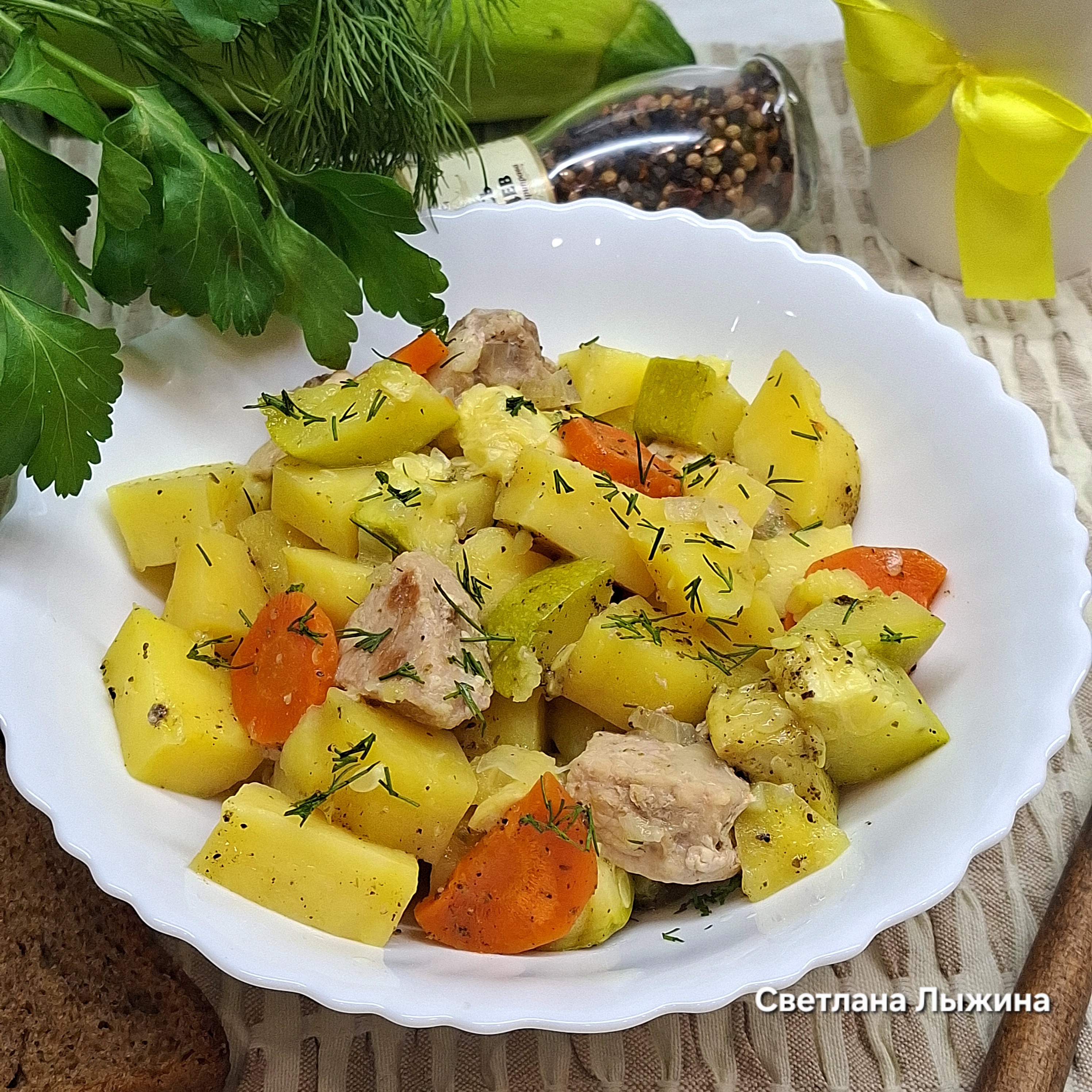 Тушеная картошка с мясом и кабачками в мультиварке