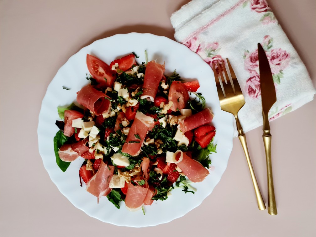 Салат с хамоном и клубникой