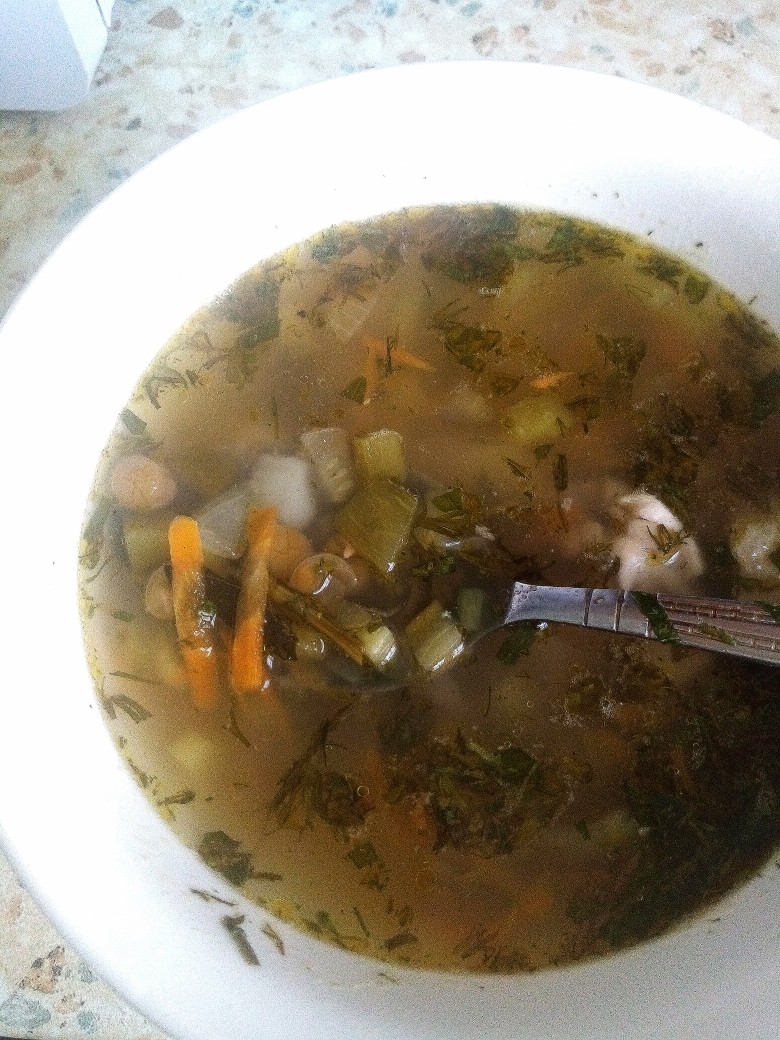 Лёгкий супчик из консервированного горошка с огурцами
