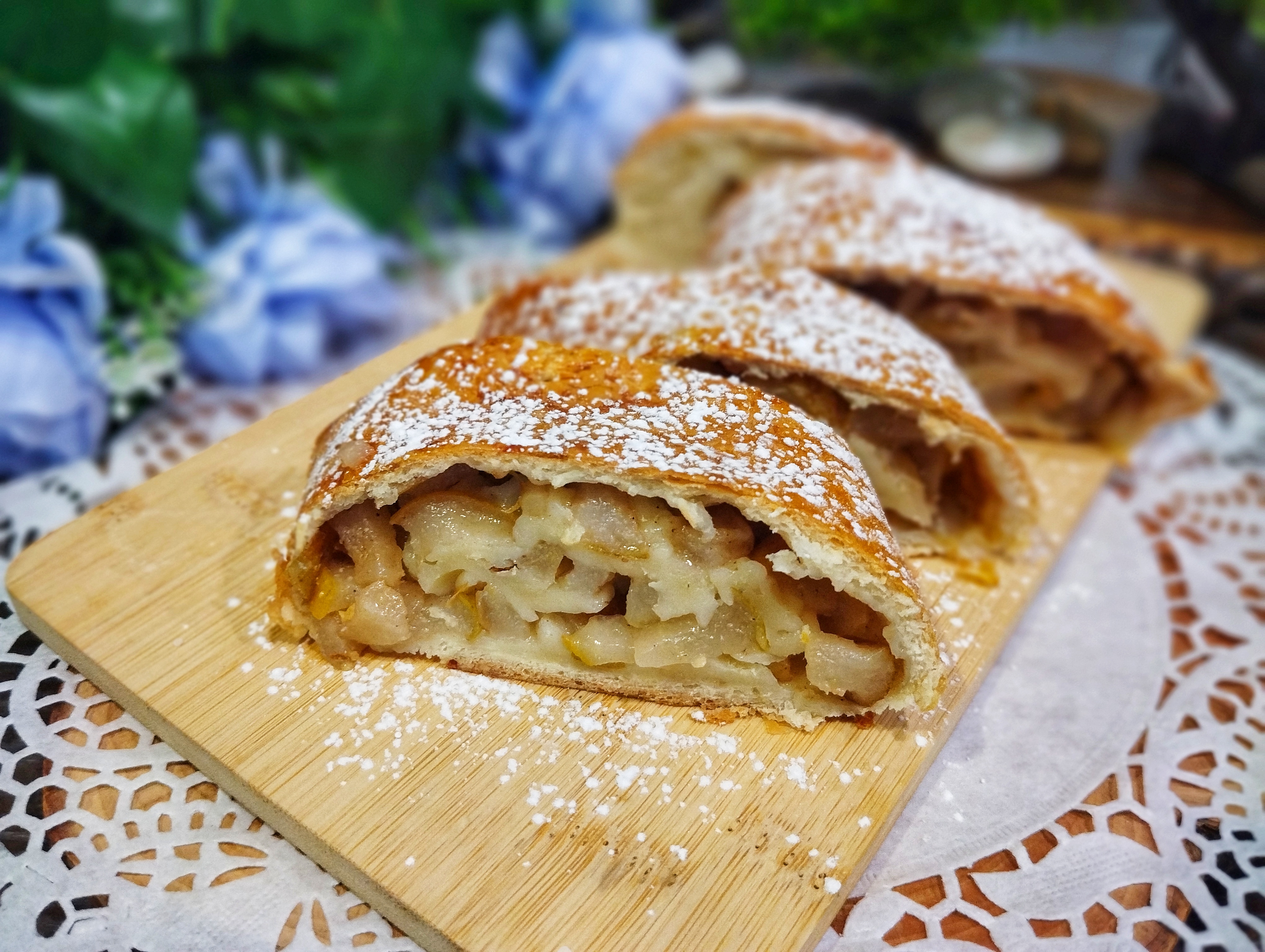 Штрудель с грушей из слоёного теста