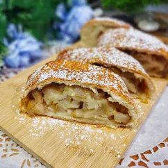 Штрудель с грушей из слоёного теста