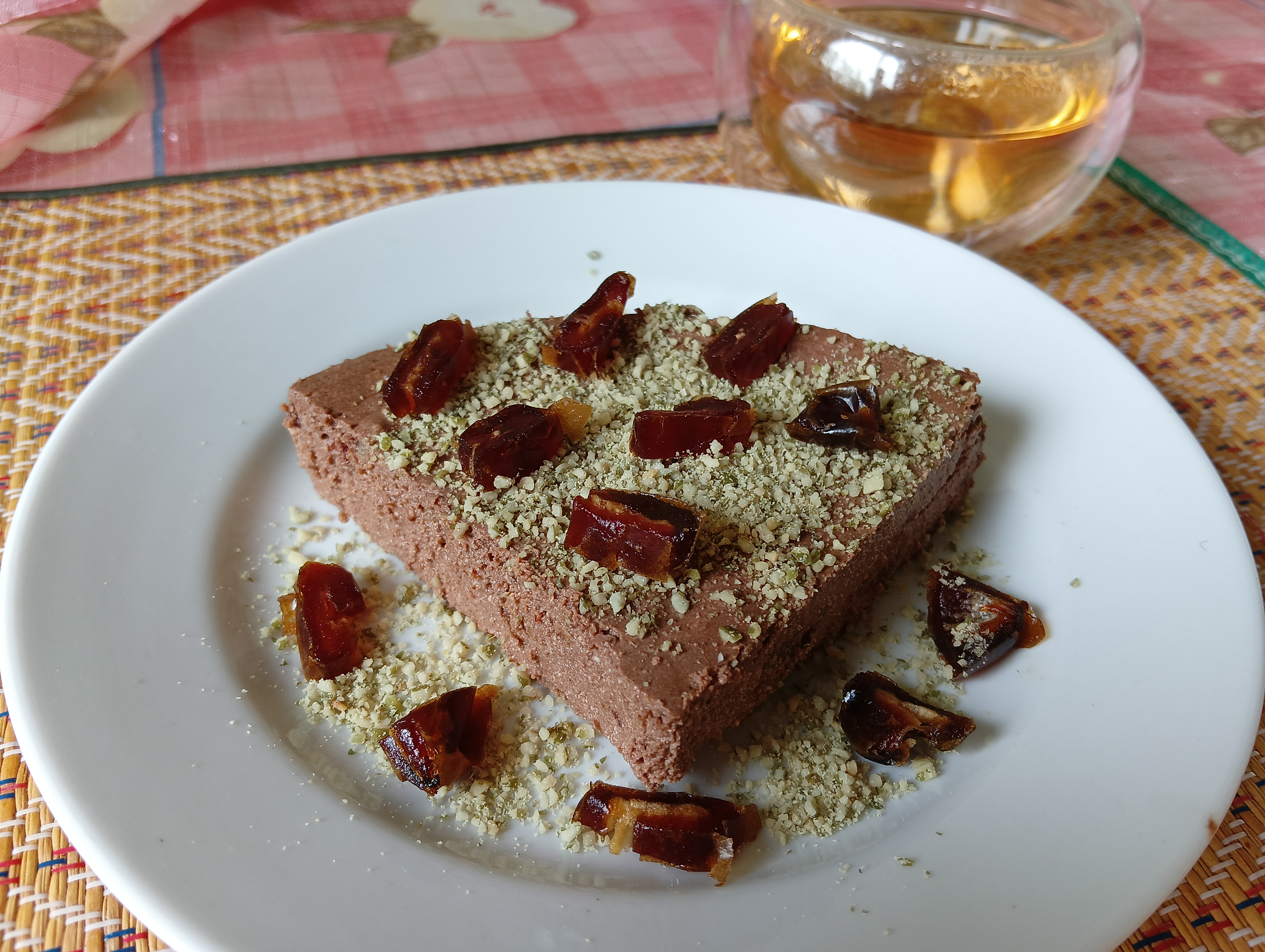 Творожная запеканка с какао и финиками