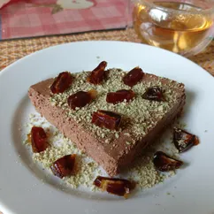 Творожная запеканка с какао и финиками