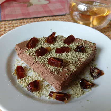 Творожная запеканка с какао и финиками