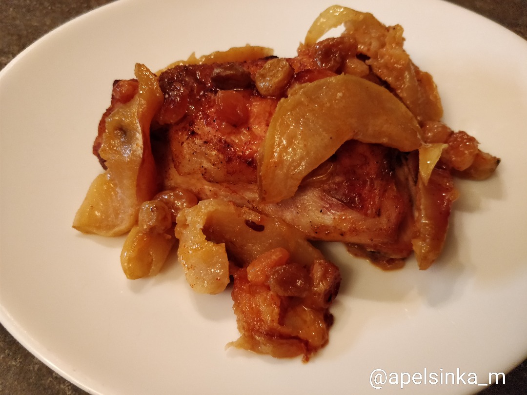 Куриные бедра с яблоками и изюмом