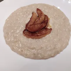 Овсяная каша с жареной грушей