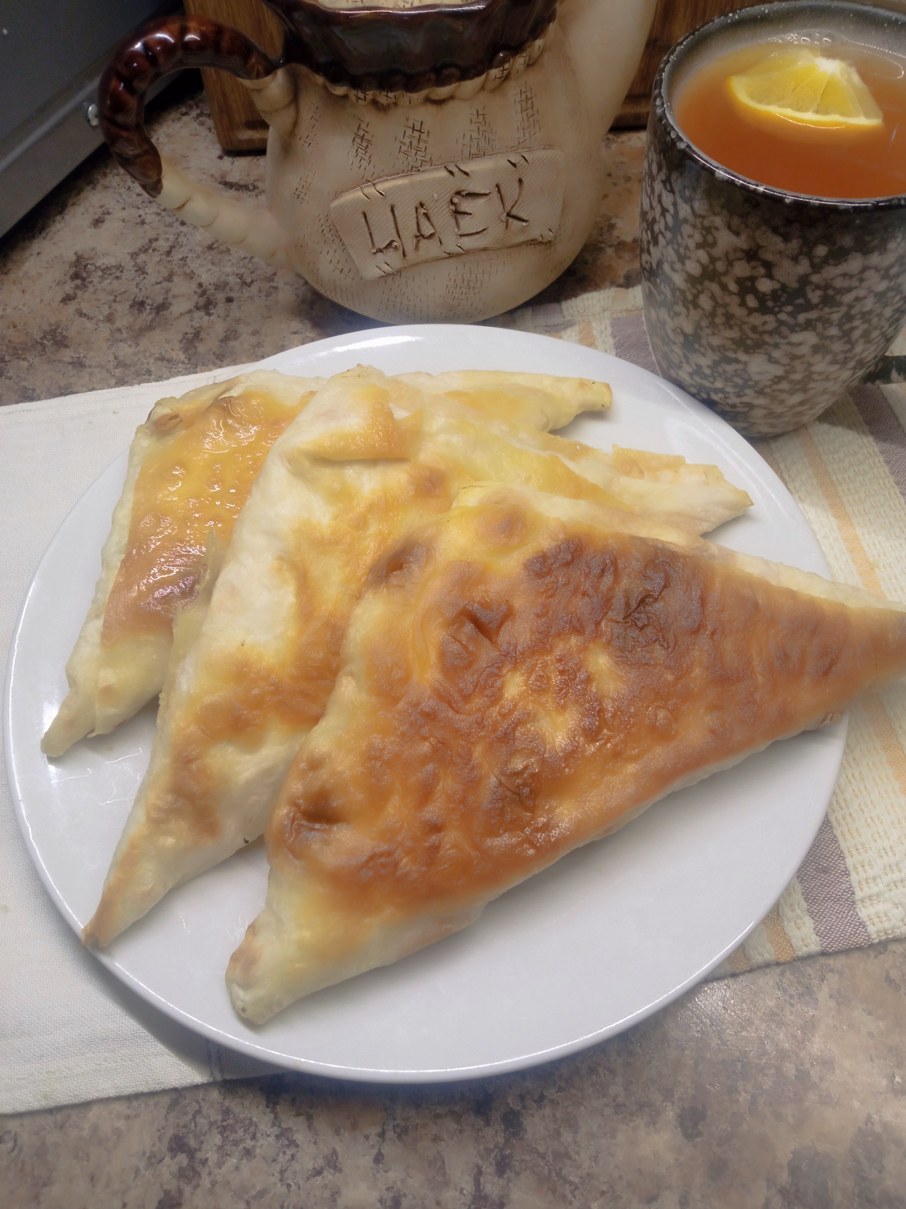 Треугольники с яйцом, сыром и зелёным луком 