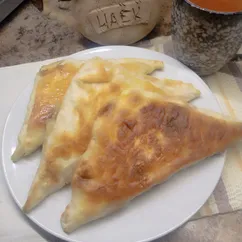 Треугольники с яйцом, сыром и зелёным луком 