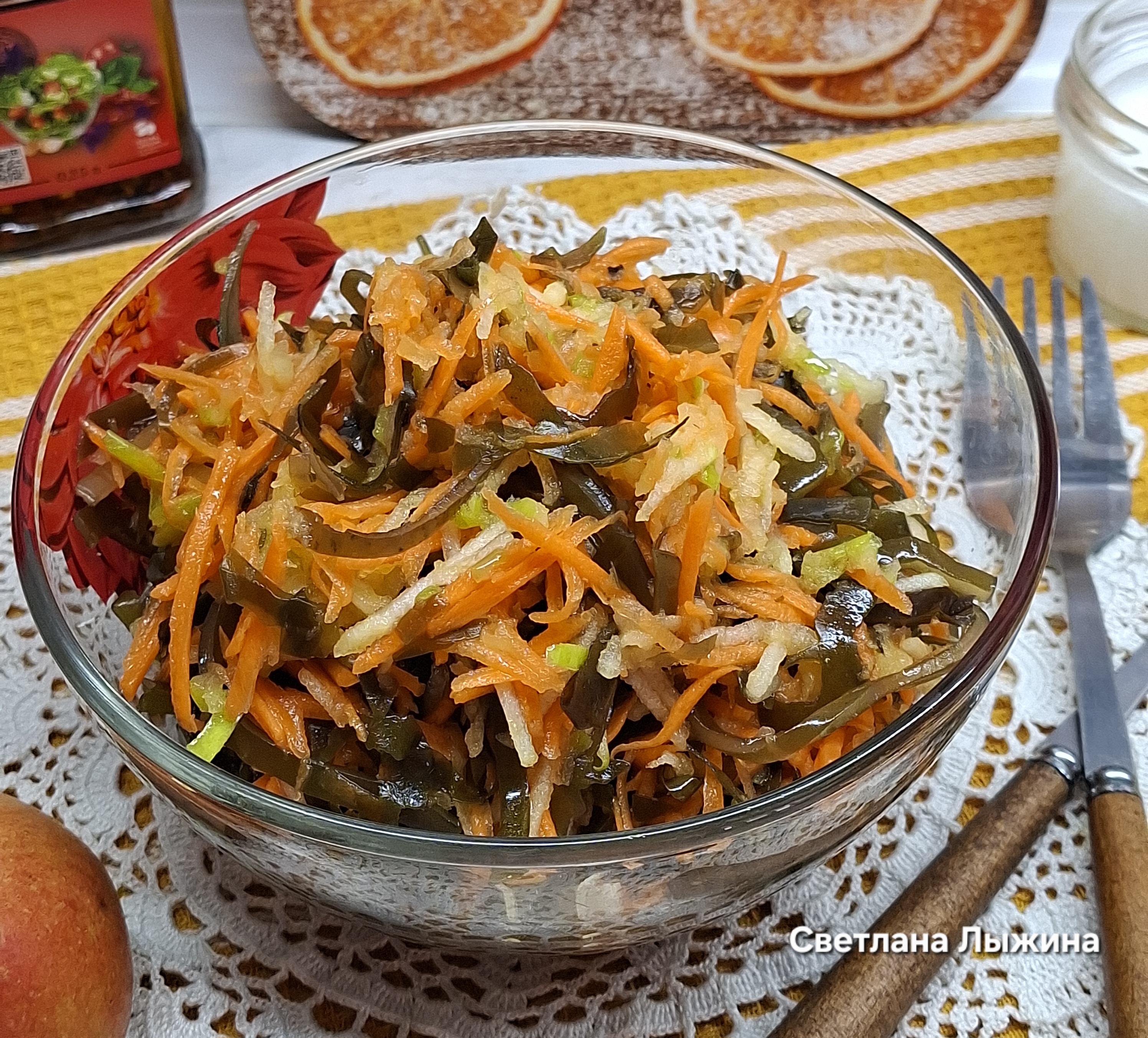 Постный салат из морской капусты с яблоком
