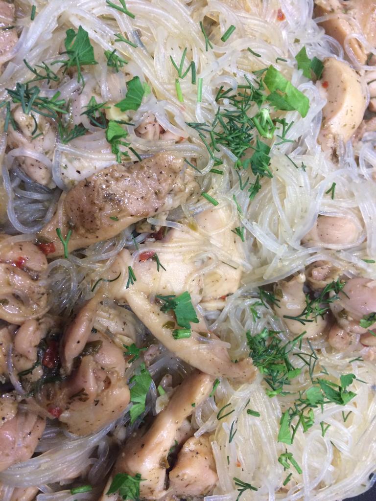 Куриное филе с фунчозой и соусом терияки