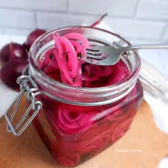 Маринованный красный лук 