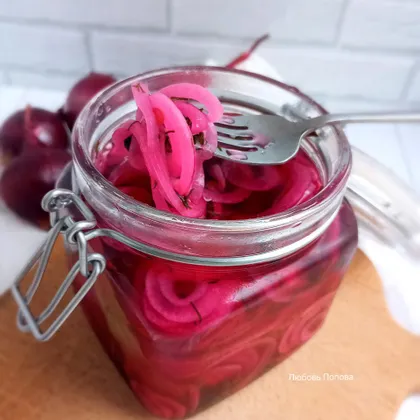 Маринованный красный лук 