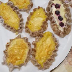 Калитки карельские с кукурузной кашей и сладкими начинками