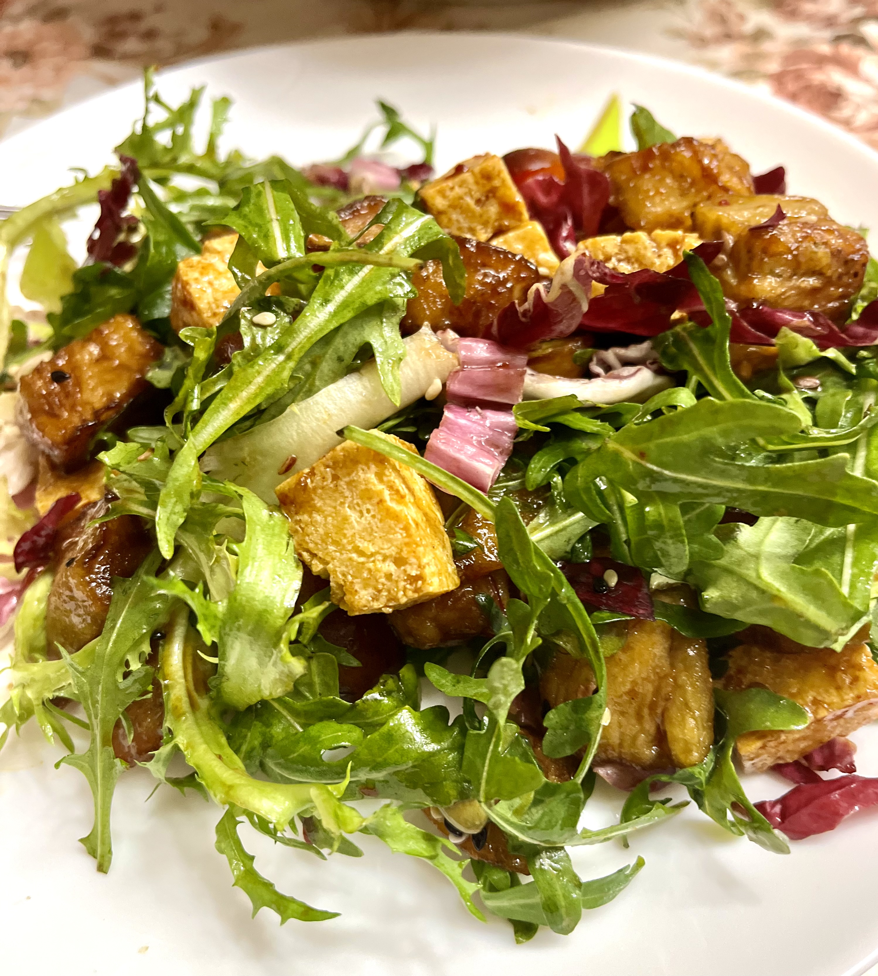 Теплый салат с тофу и баклажанами 