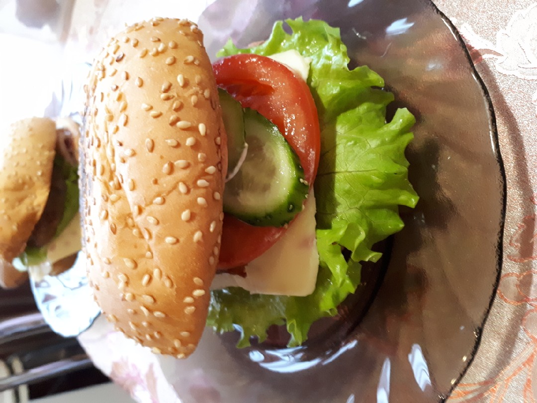 🍔Домашний бургер с колбасой, помидоркой и зеленью🍔