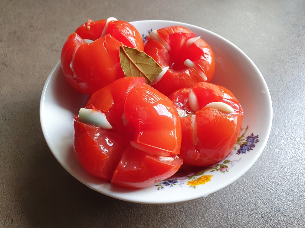 Пряные томаты. Помидоры суточные. Суточные помидоры с чесноком. Копченые помидоры. Копченые помидоры фото.