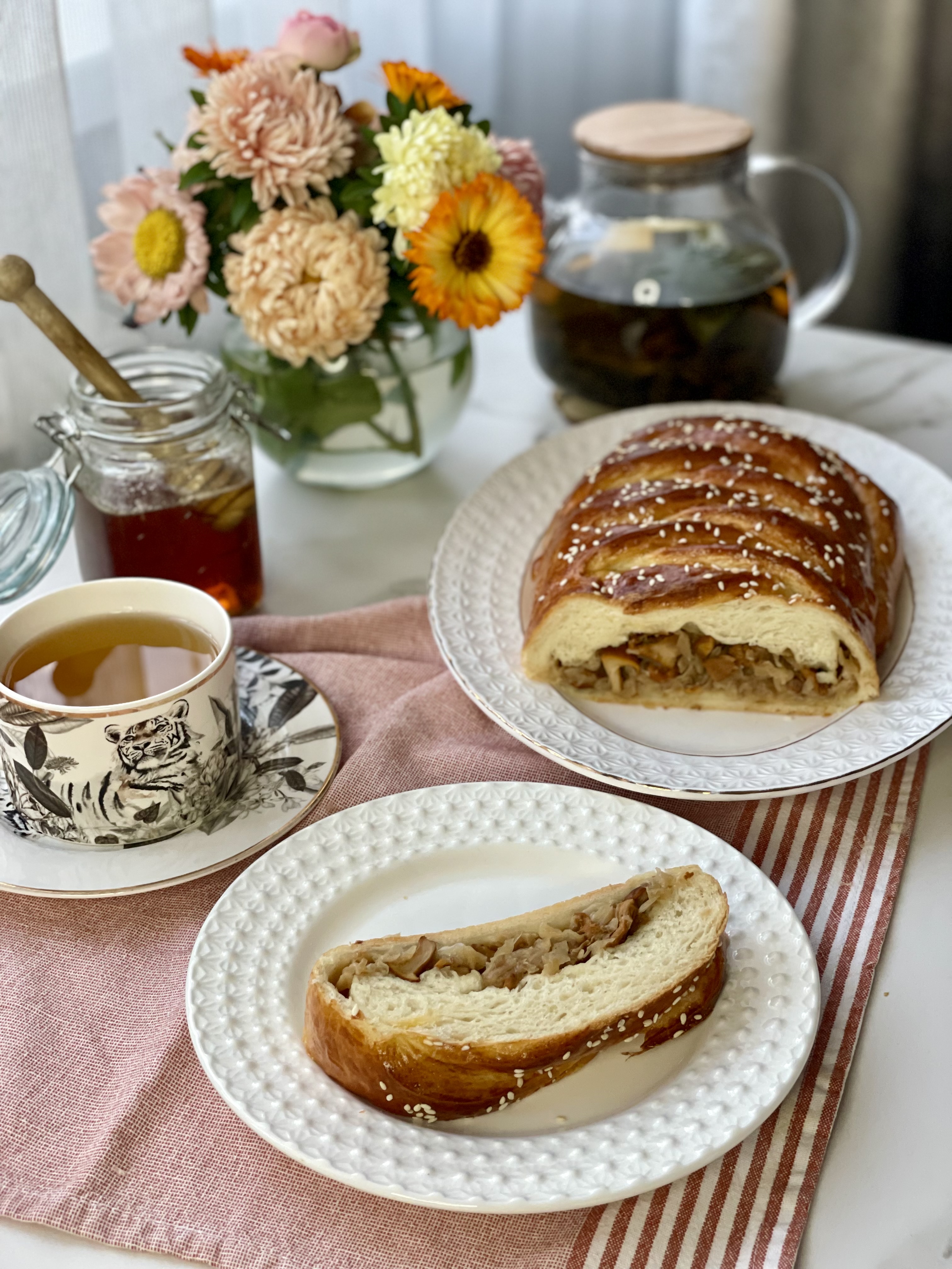 Пирог с капустой и лисичками 