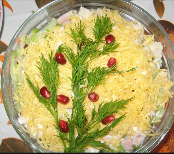 Слоеный салат с ветчиной, рисом, яйцами и жареными шампиньонами