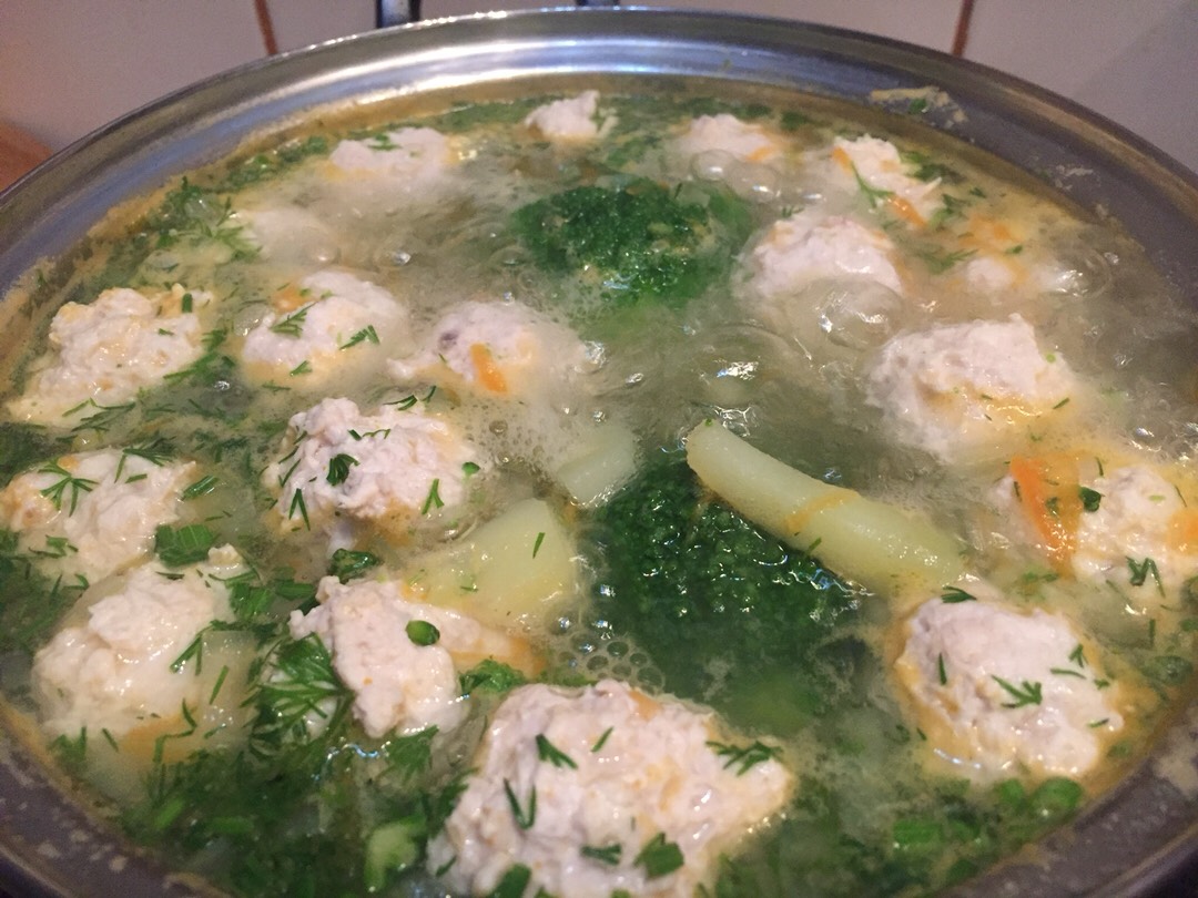 Суп с фрикадельками из куриного фарша и риса