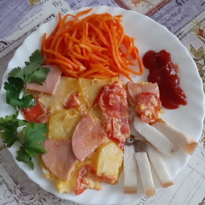 Богатырская яичница с картофелем, колбасой и помидорами.🍳🍅🥓