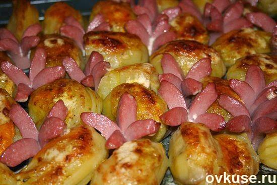 Картофель запеченный с сосисками