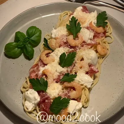 Паста спагетти с креветками, бурратой и ветчиной «коппа ди парма»