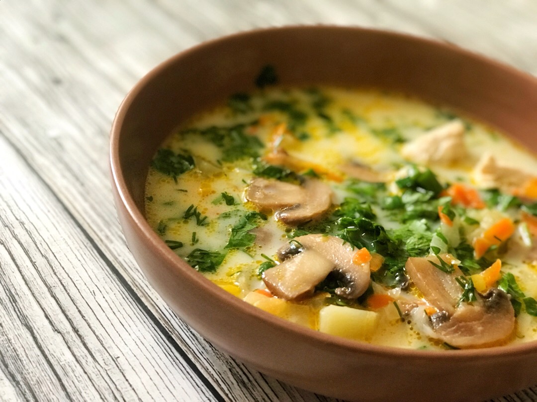 Суп с курицей грибами и плавленным сыром